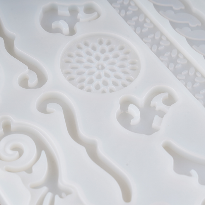 elegant crown and lace cake decorations with Esslly’s Silicone Fondant Mould.